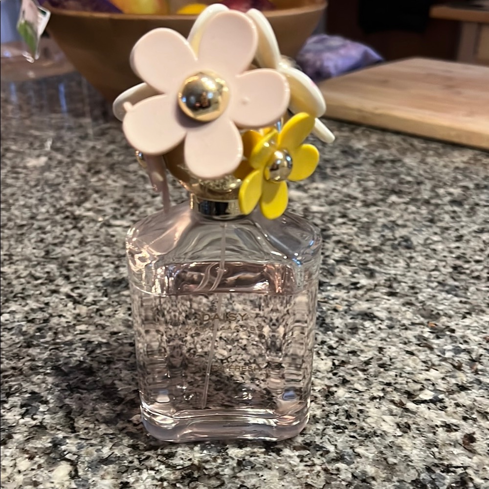 Marc Jacobs Daisy Perfume with Yellow and White Floral Cap